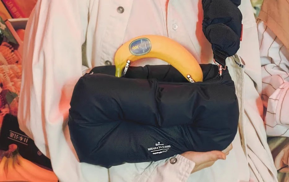 Questa borsa astrusa usa una banana come manico