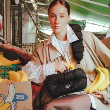 Questa borsa astrusa usa una banana come manico