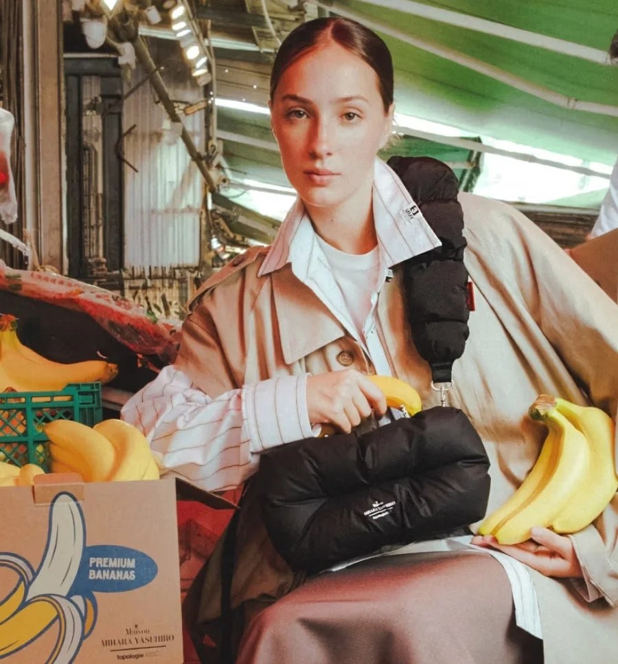 Questa borsa astrusa usa una banana come manico