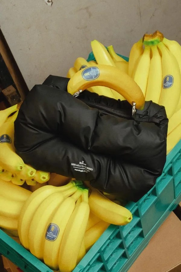 Questa borsa astrusa usa una banana come manico