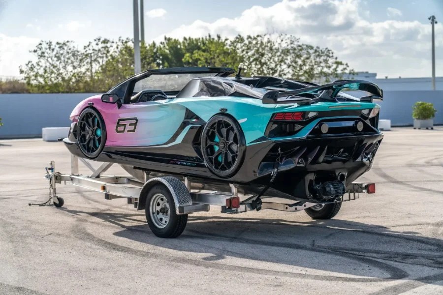 Questa moto d'acqua a forma di Lamborghini Aventador è stata venduta per il prezzo di una BMW nuova