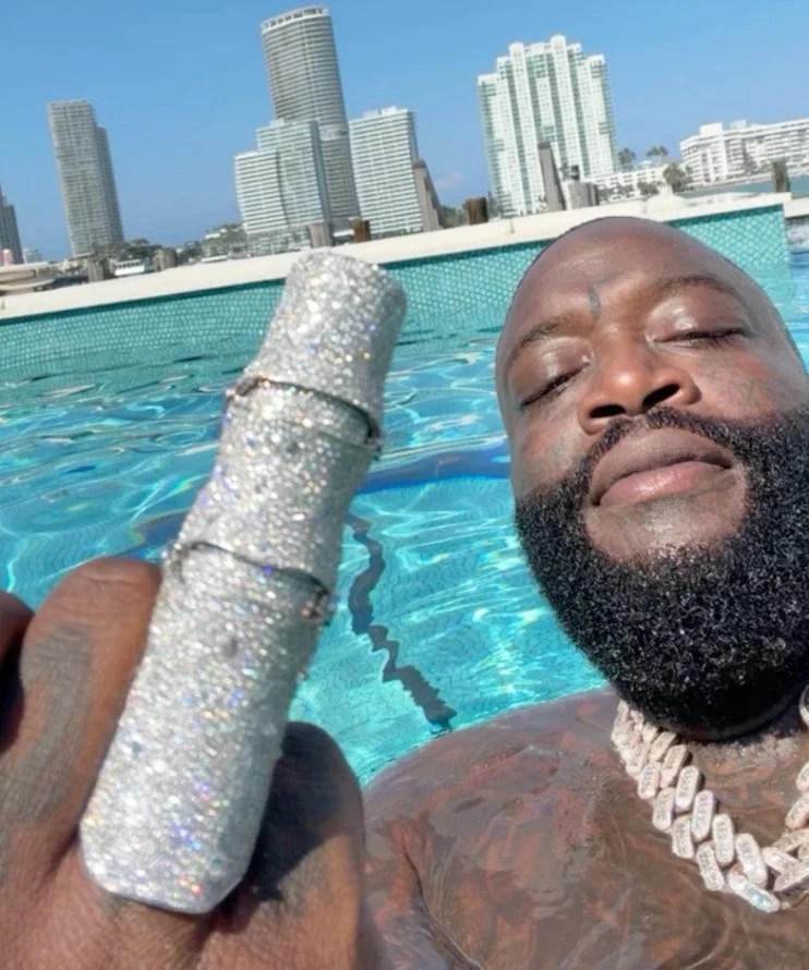 Rick Ross si è fatto fare un dito medio di diamanti da 1 milione di dollari
