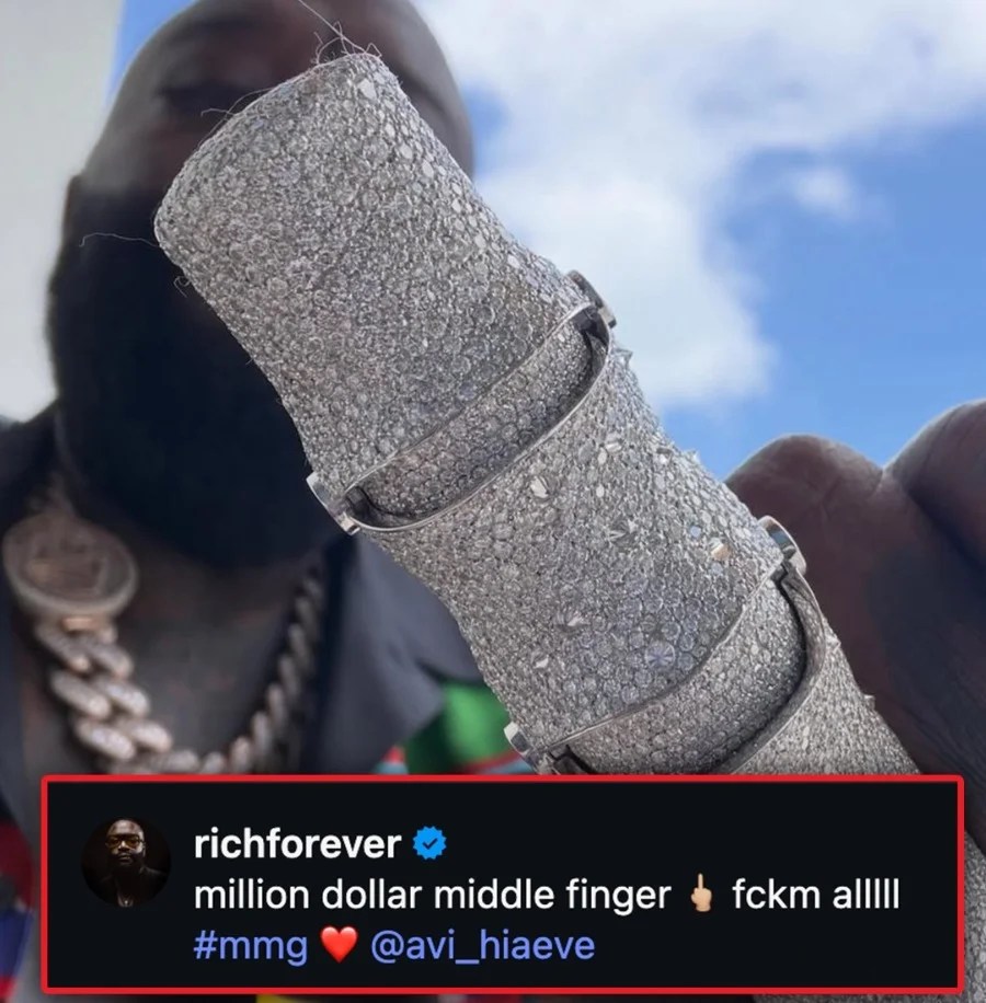 Rick Ross si è fatto fare un dito medio di diamanti da 1 milione di dollari