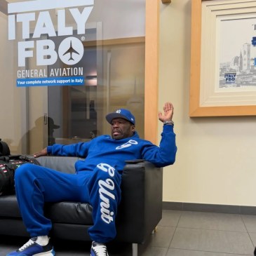 50 Cent in Versilia in bicicletta è la cosa più assurda che vedrete oggi