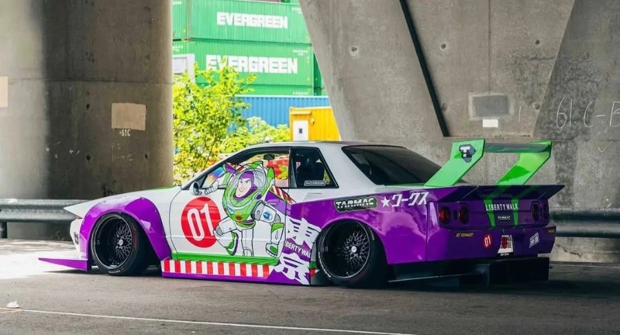 Il trattamento Toy Story non risparmia nemmeno la Skyline- ecco Nissan R32 di Liberty Walk 2 (1) (1)