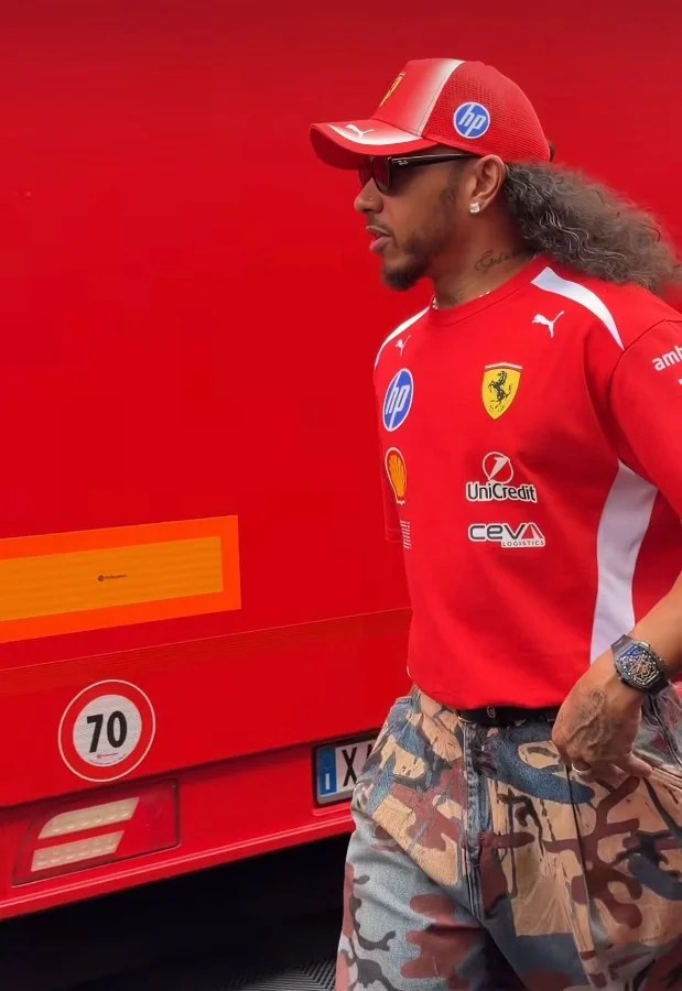 Lewis Hamilton si presta molto bene alla creazione di titoli di giornale a lui collegati in tutti i modi possibili