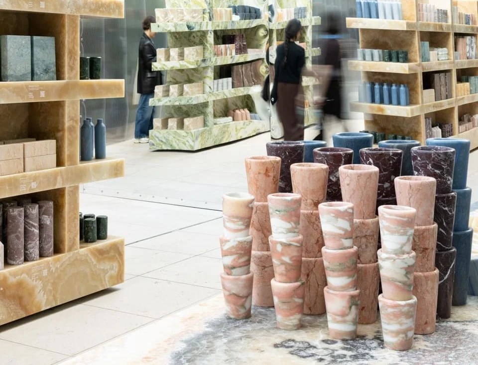 Questo brand ha creato sculture di marmo ispirate a oggetti quotidiani - il che ci impone una menzione d'onore per la città di Volterra
