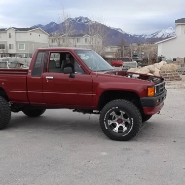 Questo YouTuber ha messo un motore Tesla Model 3 sotto il cofano del suo Toyota Hilux
