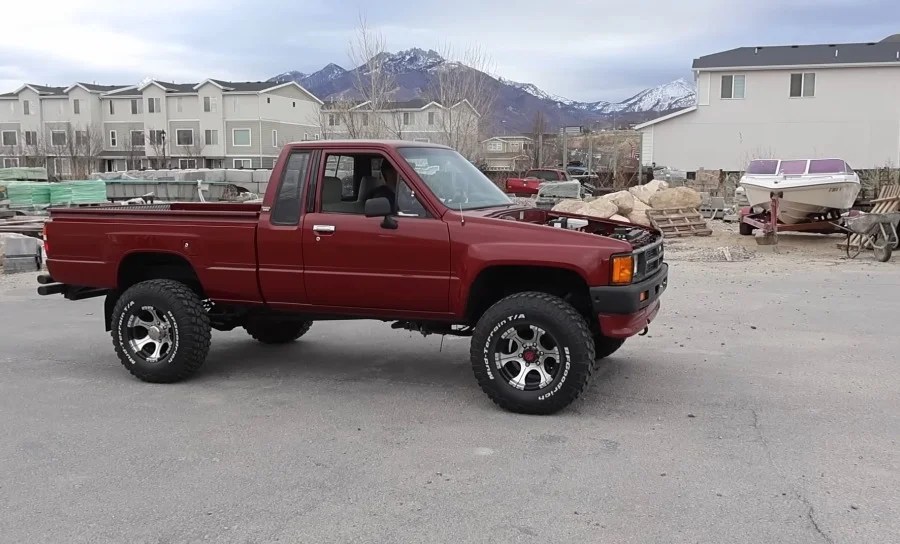 Questo YouTuber ha messo un motore Tesla Model 3 sotto il cofano del suo Toyota Hilux