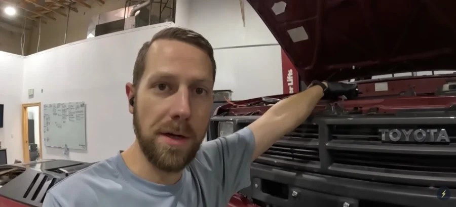 Questo YouTuber ha messo un motore Tesla Model 3 sotto il cofano del suo Toyota Hilux