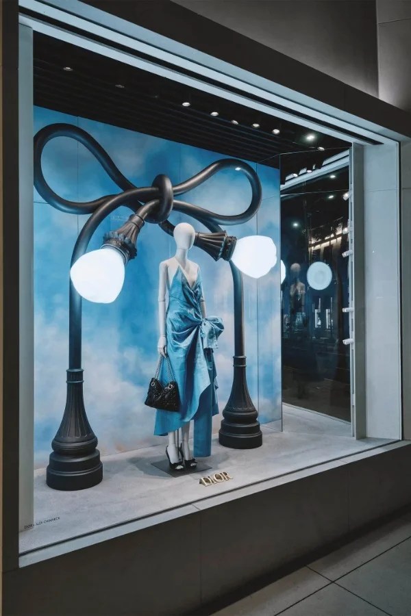 Stanno tutti perdendo la testa per le installazioni Dior