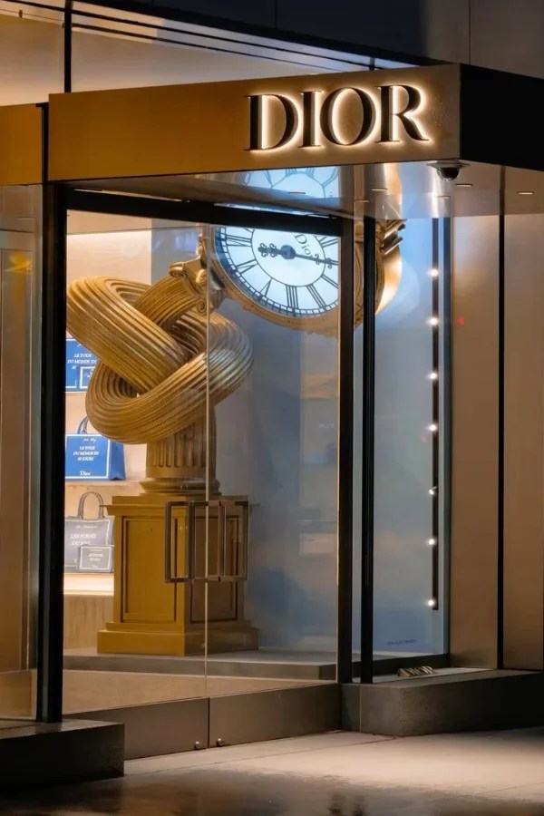 Stanno tutti perdendo la testa per le installazioni Dior
