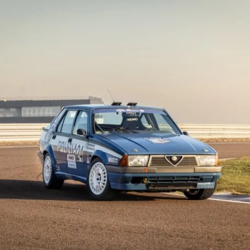 La Polizia una volta aveva la propria Alfa Romeo 75 da rally, e ora è in vendita a una cifra con 5 zeri
