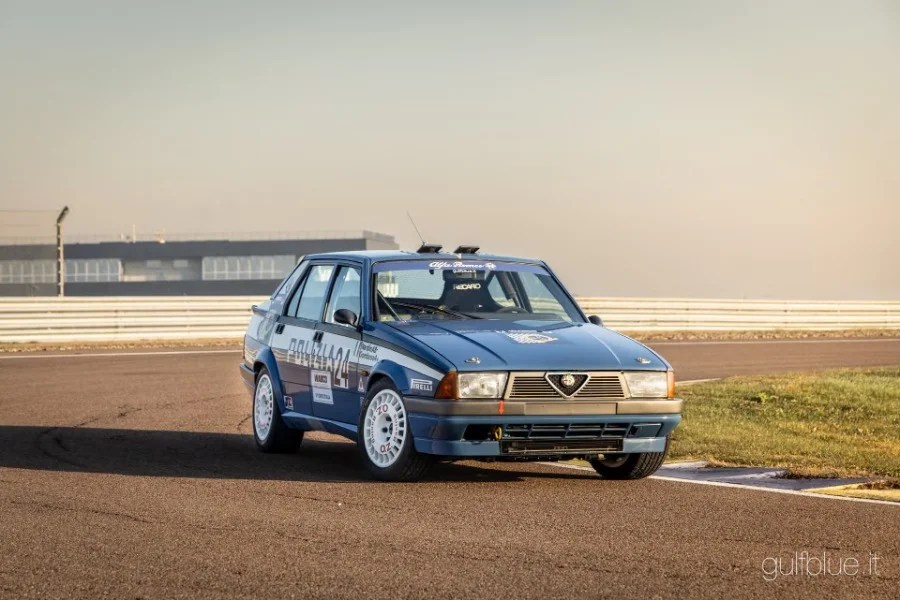 La Polizia una volta aveva la propria Alfa Romeo 75 da rally, e ora è in vendita a una cifra con 5 zeri