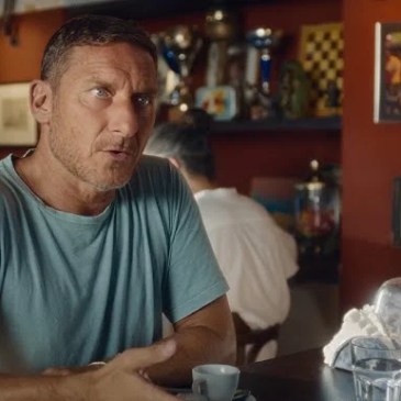 Francesco Totti gira per Roma e nessuno lo riconosce: geniale spot per Spider-Man