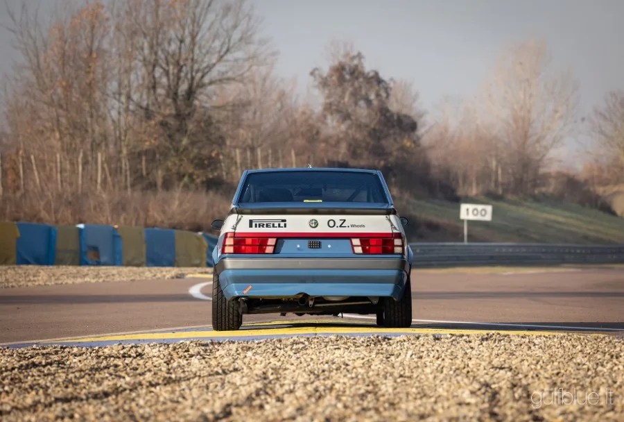 La Polizia una volta aveva la propria Alfa Romeo 75 da rally, e ora è in vendita a una cifra con 5 zeri