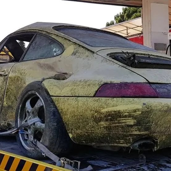Nel 2018 qualcuno a metà fra Firenze e Prato in Toscana qualcuno ha rinvenuto una Porsche 993 nell'acqua del fiume Bisenzio, proprio in prossimità del punto in cui immette nell'Arno