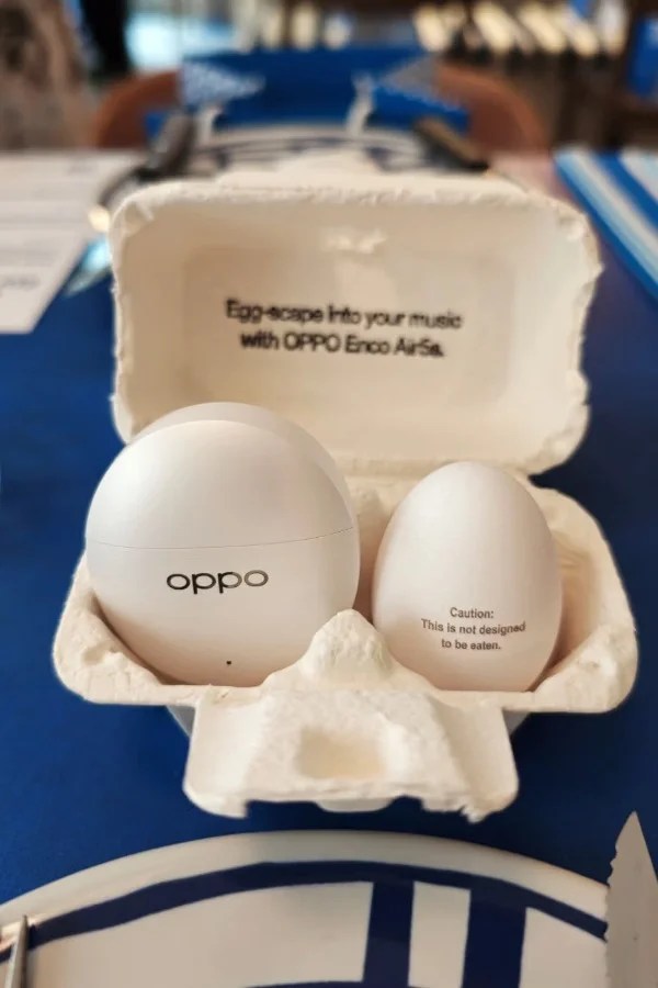 OPPO svela un paio di cuffie a forma di uovo e lo ha fatto con il cibo a Parigi
