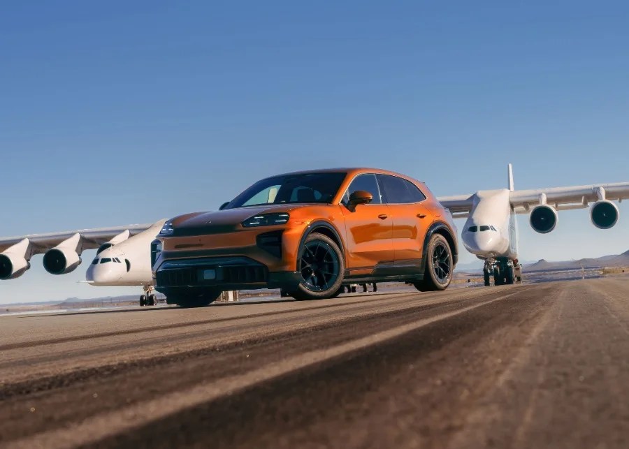 Porsche Cayenne Electric è riuscita a trascinare l'aereo più grande del mondo