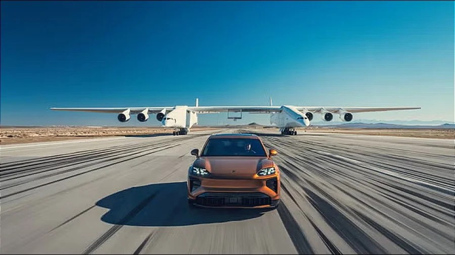 Porsche Cayenne Electric è riuscita a trascinare l'aereo più grande del mondo