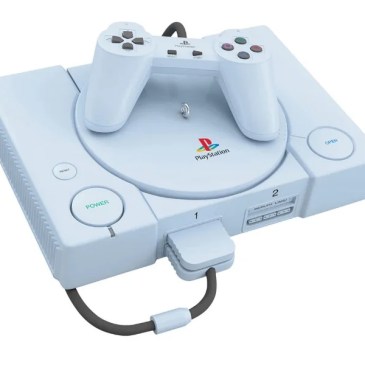 Questa mini PlayStation 1 in realtà è un addobbo di Natale
