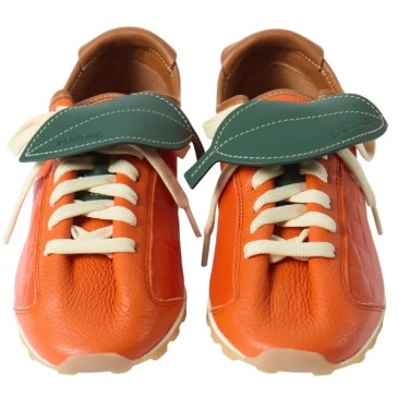 Queste scarpe sembrano a metà fra tennis, golf e calcio anni 30