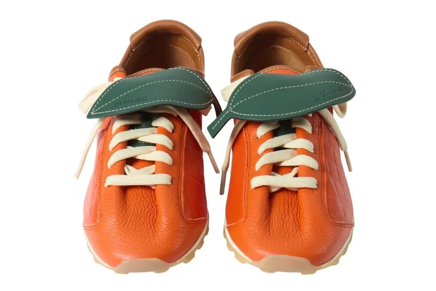 Queste scarpe sembrano a metà fra tennis, golf e calcio anni 30