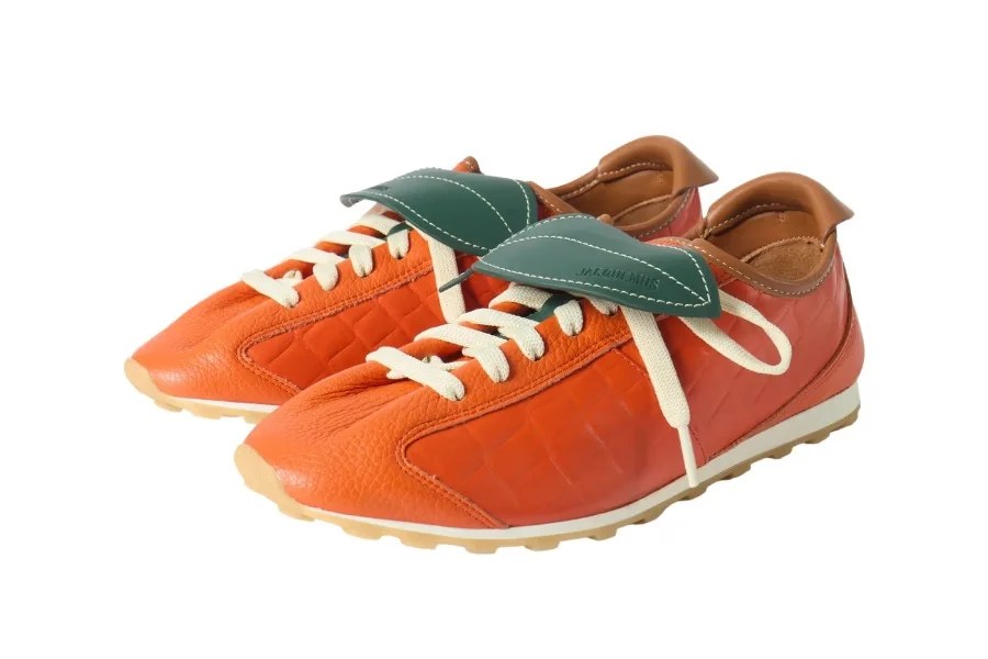 Queste scarpe sembrano a metà fra tennis, golf e calcio anni 30