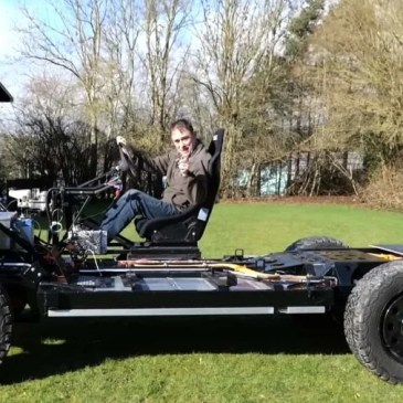 Questo canale YouTube ha costruito la piattaforma perfetta per un restomod elettrico