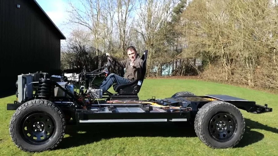 Questo canale YouTube ha costruito la piattaforma perfetta per un restomod elettrico