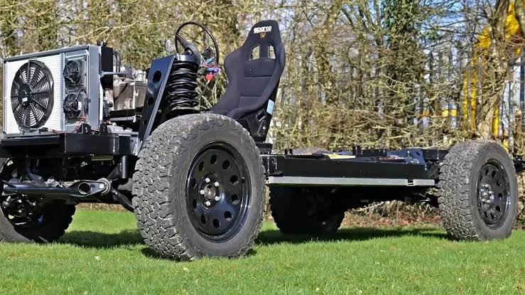 Questo canale YouTube ha costruito la piattaforma perfetta per un restomod elettrico