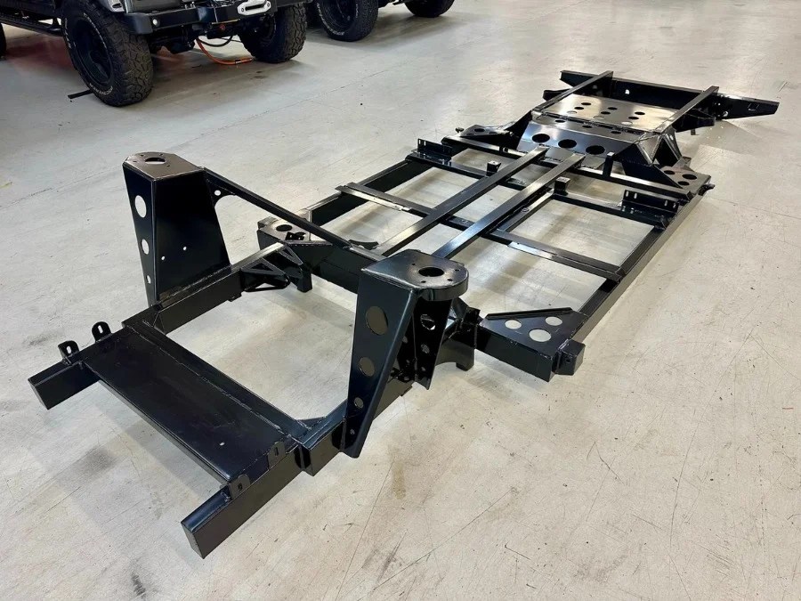 Questo canale YouTube ha costruito la piattaforma perfetta per un restomod elettrico