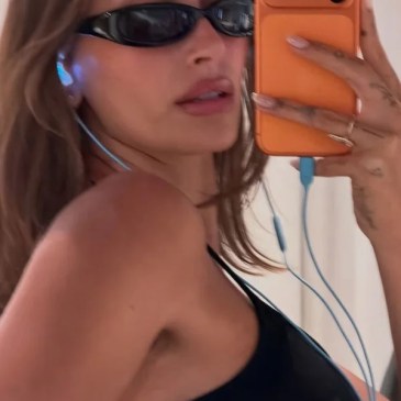 Hailey Bieber anticipa l'arrivo delle cuffie con filo marchiate Skylrk di Justin Bieber