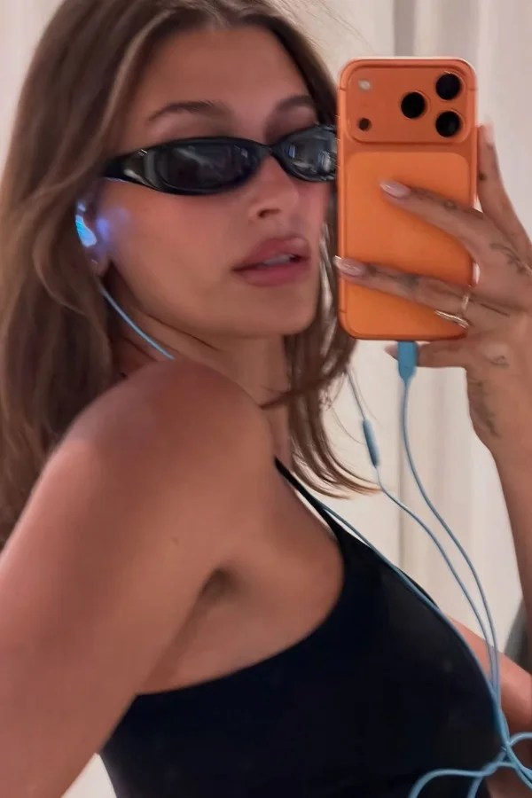 Hailey Bieber anticipa l'arrivo delle cuffie con filo marchiate Skylrk di Justin Bieber