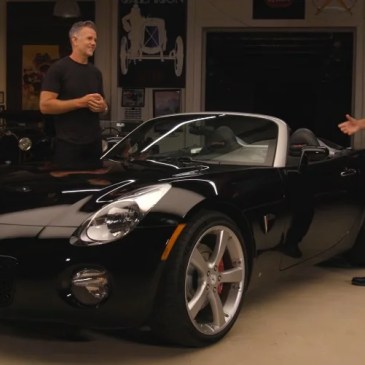 Il capo design Tesla conferma: Roadster arriverà "molto presto"