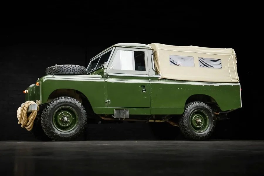 James Bond vi vuol vendere questa Land Rover Series II