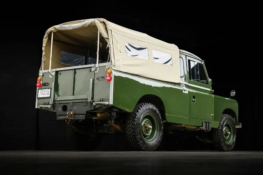James Bond vi vuol vendere questa Land Rover Series II