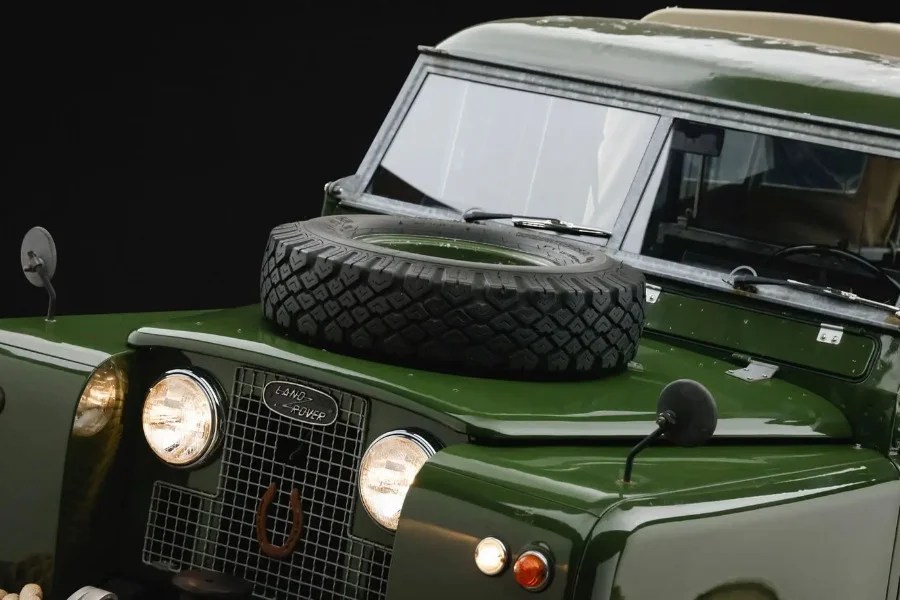 James Bond vi vuol vendere questa Land Rover Series II