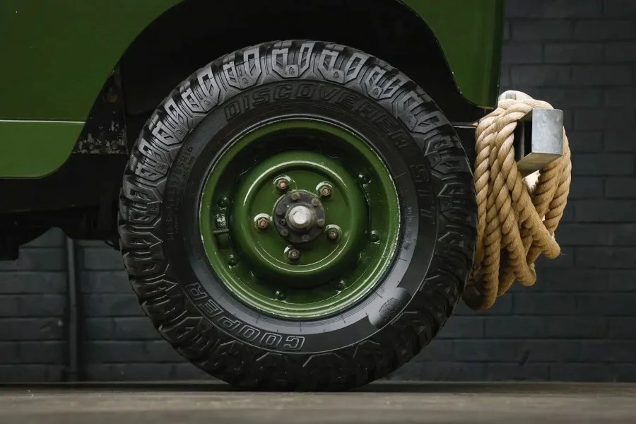 James Bond vi vuol vendere questa Land Rover Series II