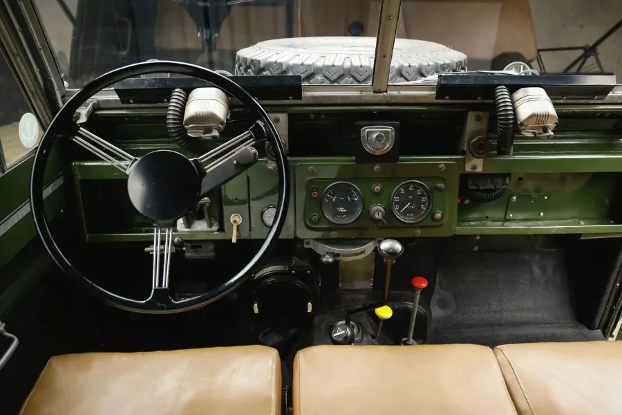 James Bond vi vuol vendere questa Land Rover Series II