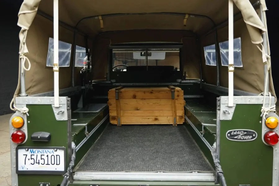 James Bond vi vuol vendere questa Land Rover Series II