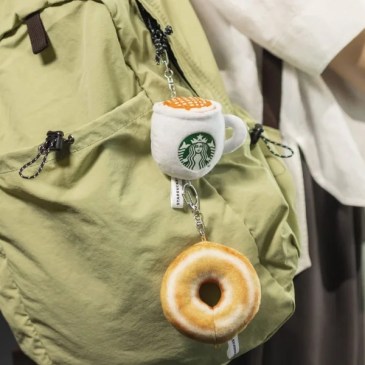 Starbucks come McDonald's: il menu diventa uno zaino