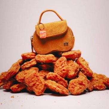 Burger King s'inventa la borsa a forma di chicken nugget (e costa pochissimo)