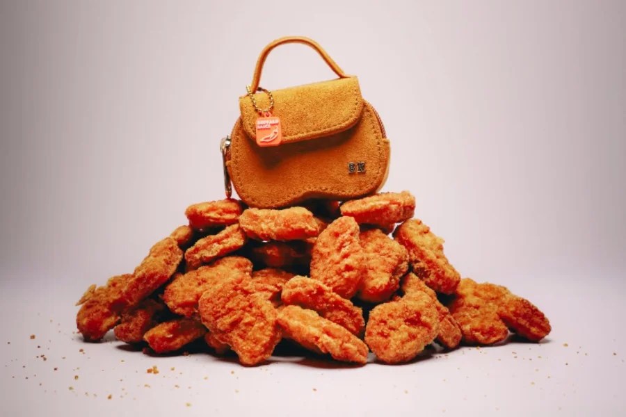 Burger King s'inventa la borsa a forma di chicken nugget (e costa pochissimo)