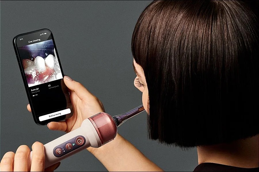 Dyson si inventa lo spazzolino elettrico che 'vede' e pulisce gli spazi interdentali