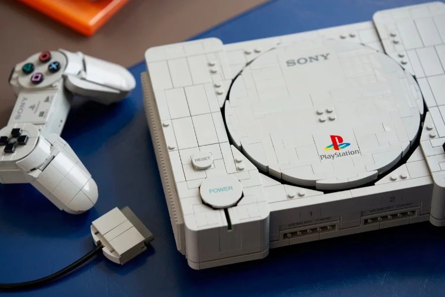 LEGO ha creato una PlayStation 1 incredibilmente realistica in scala quasi 1:1
