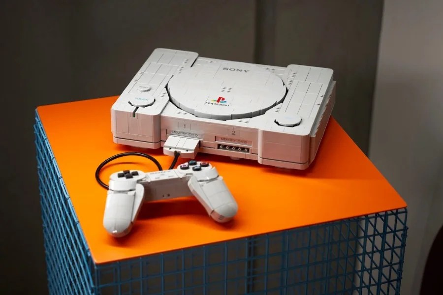 LEGO ha creato una PlayStation 1 incredibilmente realistica in scala quasi 1:1