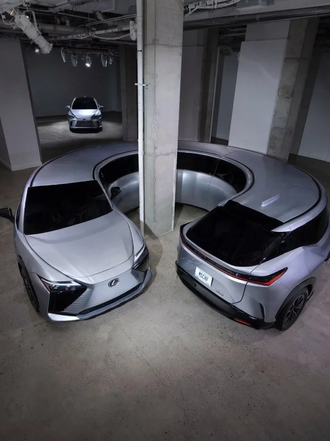 MSCHF ha 'arrovellato' due Lexus per una mostra a New York