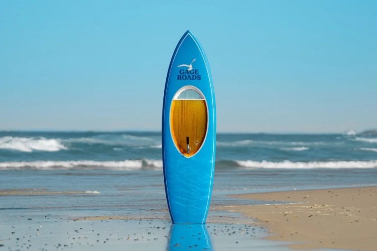 Qualcuno ha trasformano una tavola da surf in un dispensatore di birra galleggiante