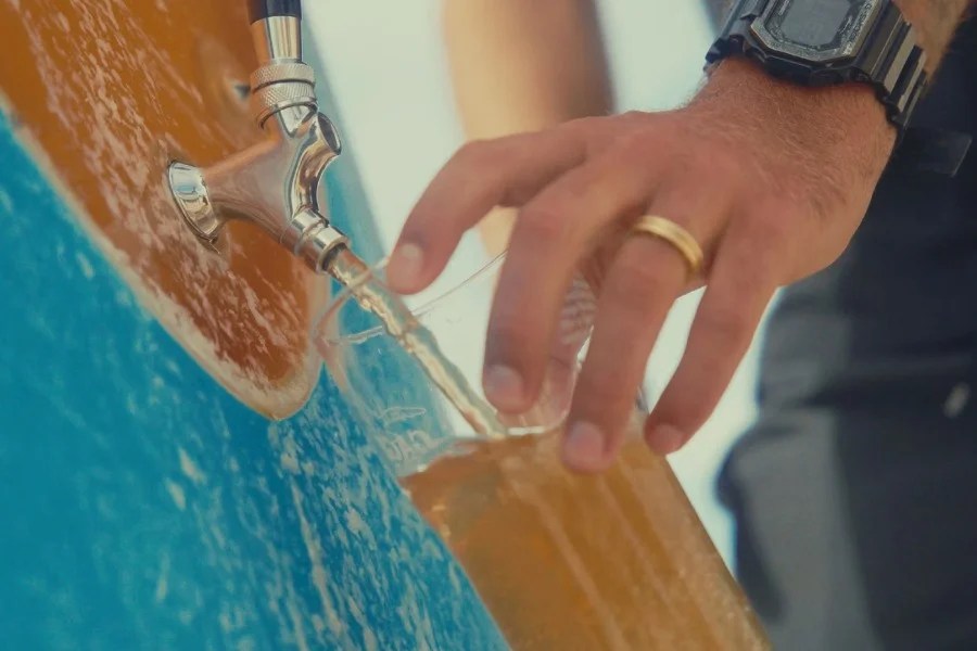 Qualcuno ha trasformano una tavola da surf in un dispensatore di birra galleggiante
